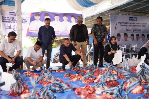 Dewan Pimpinan Daerah (DPD) Partai Demokrat Aceh menyembelih empat ekor sapi dan tiga ekor kambing qurban di Kantor DPD Partai Demokrat, Lueng Bata, Banda Aceh, Sabtu (7/6/2025).