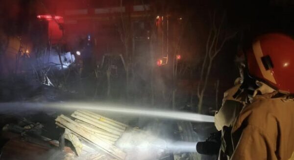 Usaha perabot kayu milik warga di Desa Miruk, Kecamatan Krueng Barona Jaya, Aceh Besar, dilalap si jago merah pada Senin (9/6) dini hari sekitar pukul 05.17 WIB. (Foto: Dok. BPBD Aceh Besar)