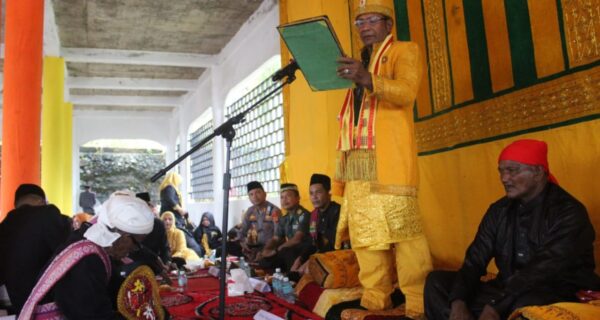 Tradisi upacara adat Peumeunap dan Seumuleung Raja Tahun 2025 digelar di Komplek Makam Po Teumeureuhom, Desa Gle Jong, Kecamatan Jaya, Aceh Jaya, pada Ahad pagi (8/6/2025)
