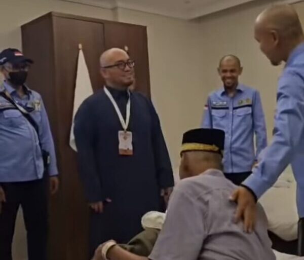 Wakil Kepala Badan Penyelenggara Haji (BP Haji) Dahnil Anzar Simanjuntak mengungkapkan dugaan pungli jamaah haji lansia ketika sidak BP Haji ke hotel transit jemaah di kawasan Aziziyah, Mekkah, Senin (9/6). (Foto: Ist)