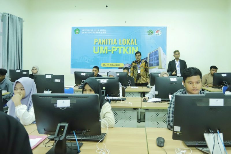 Rektor UIN Ar-Raniry Prof Dr Mujiburrahman MAg memantau pelaksanaan UM-PTKIN 2025, Selasa (10/6). (Foto: For Infoaceh.net)