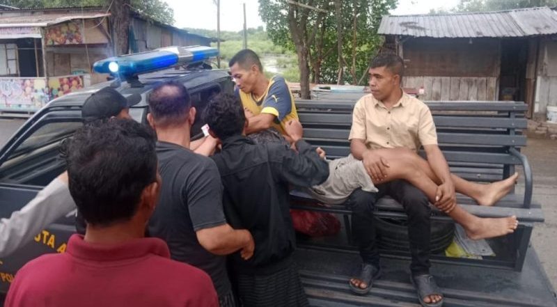 Pengendara becak motor dilarikan ke rumah sakit usai tertimpa pohon tumbang di Jalan Syiah Kuala, Lamdingin, Banda Aceh, Selasa sore (10/6). (Foto: Dok. Polsek Kuta Alam)