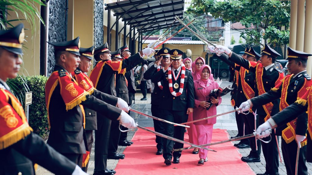 Polresta Banda Aceh menggelar upacara tradisi Pedang Pora sebagai penghormatan kepada empat perwira yang memasuki masa purna tugas, Selasa (10/6), di halaman Mapolresta setempat