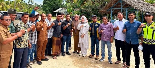 Bunda Salma saat meninjau kondisi jalan rusak lintas Paya Bakong-Pante Bahagia di Aceh Utara