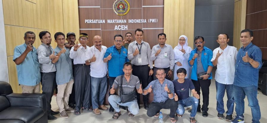 Tim Humas dan Sekretariat Perusahaan Bank Aceh Syariah (BAS) bersama dengan Pengurus PWI Aceh, Rabu sore, 11 Juni 2025. (Foto: Dok. PWI Aceh)