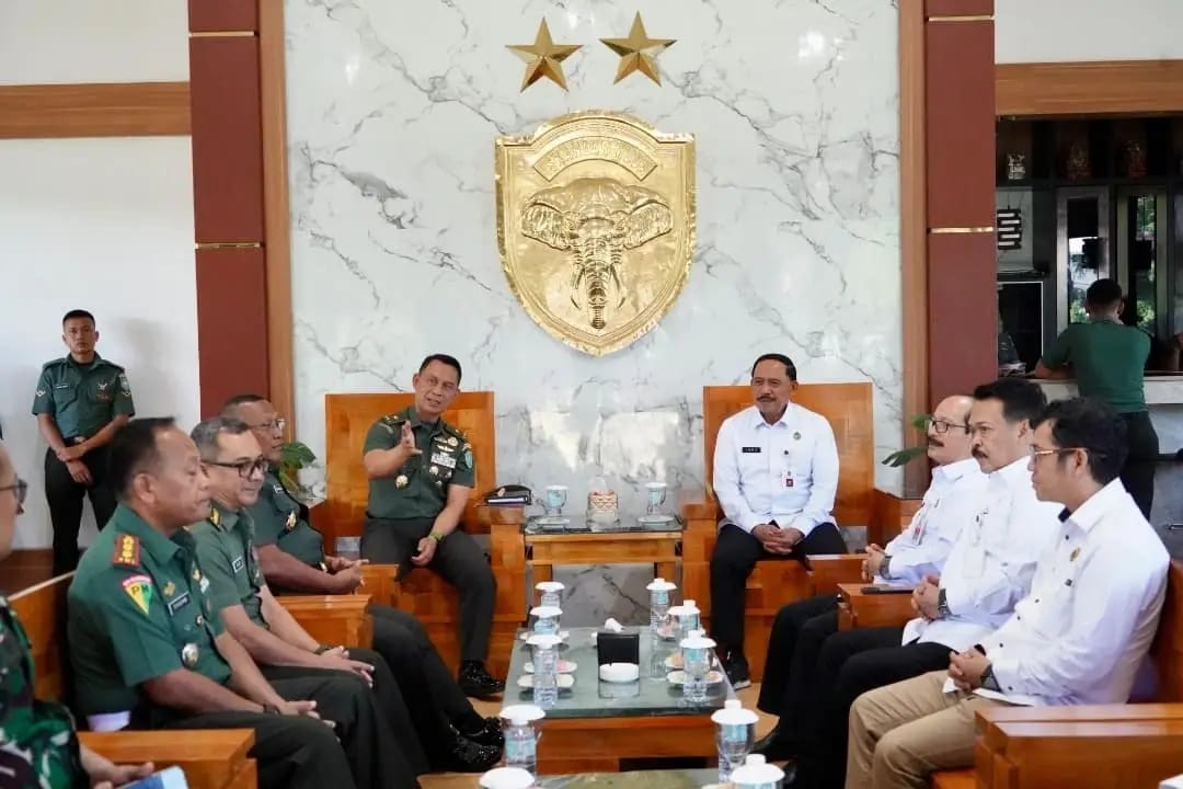 Kasdam IM Brigjen TNI Ayi Supriatna menerima audiensi Tim Kemenko Kumham Imipas yang diketuai Deputi Bidang Koordinasi HAM Kemenko Kumham Imipas Bapak Ibnu Chuldun, di Bale Sanggamara Makodam IM, Rabu (11/6/2025).