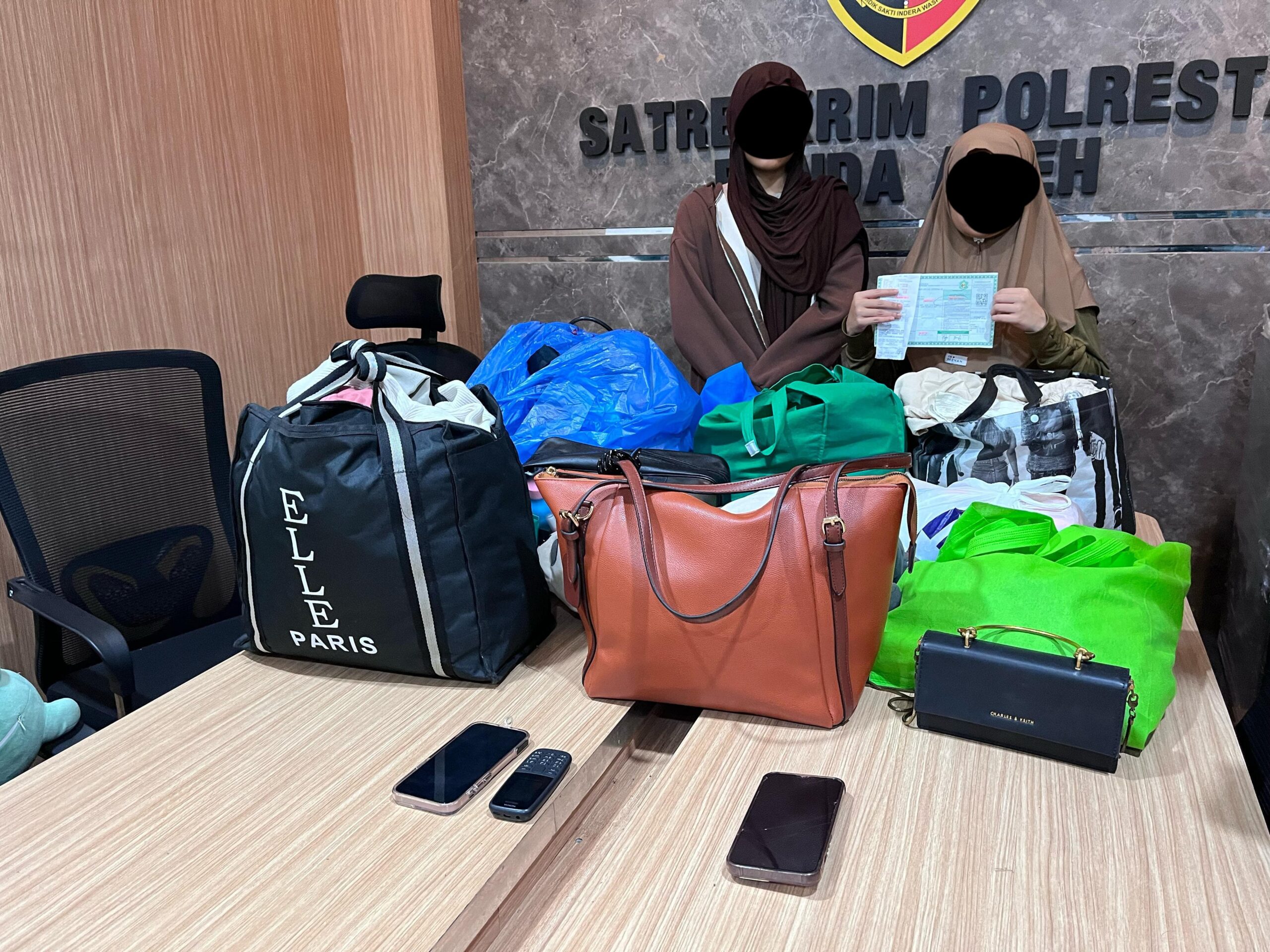 Dua wanita muda ditangkap tim gabungan Satreskrim Polresta Banda Aceh dan Tim IT Ditreskrimum Polda Aceh atas dugaan penggelapan emas. (Foto: Dok. Polresta Banda Aceh)