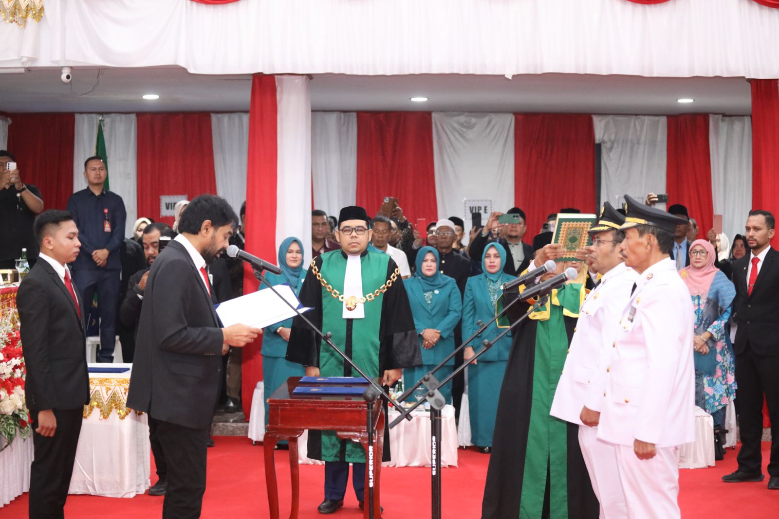 Gubernur Aceh Muzakir Manaf melantik pasangan Zulkifli H. Adam dan Suradji Junus sebagai Wali Kota/Wakil Wali Kota Sabang periode 2025–2030 di Ruang Rapat Paripurna DPRK Sabang, Sabtu (14/6). (Foto: Infoaceh.net/Andi Armi)