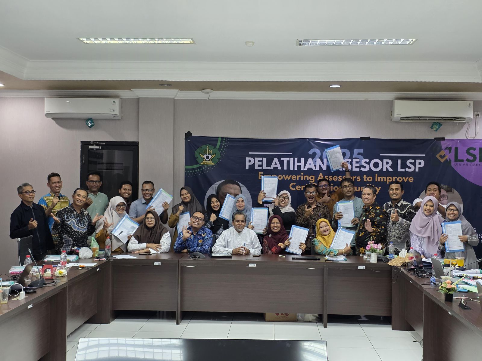 24 dosen UIN Ar-Raniry lulus sebagai asesor kompetensi bersertifikat Badan Nasional Sertifikasi Profesi (BNSP).