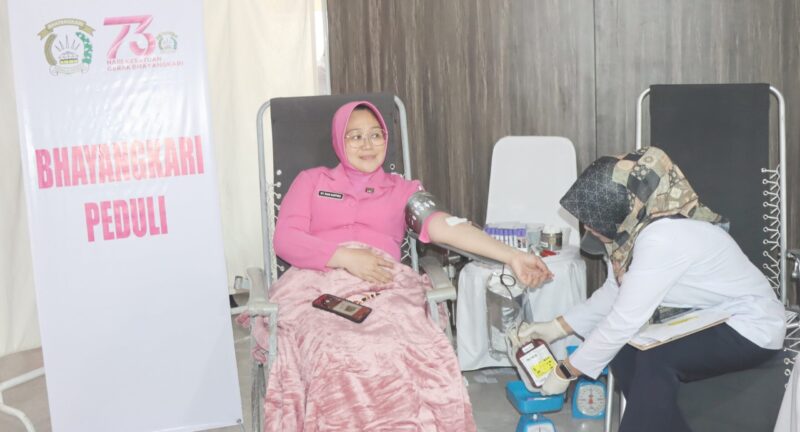 Polda Aceh menggelar kegiatan donor darah massal sebagai puncak Bakti Kesehatan serentak dalam rangka Hari Bhayangkara ke-79, Senin (16/6). (Foto: For Infoaceh.net)
