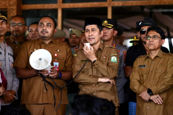 aro Pemerintahan dan Otonomi Daerah Setda Aceh Syakir didampingi Karo Adpim Akkar Arafat menerima massa aksi dari Gerakan Aceh Melawan (GAM) yang menuntut dikembalikan 4 pulau ke Aceh, di halaman Kantor Gubernur Aceh, Senin (16/6). (Foto: For Infoaceh.net)
