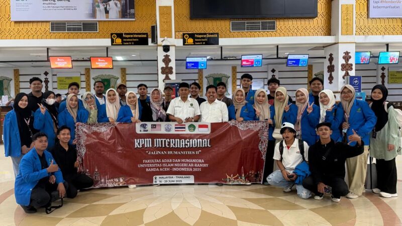 Dekan FAH UIN Ar-Raniry Syarifuddin PhD didampingi Wakil Dekan I Bidang Akademik dan Kelembagaan Nazaruddin melepas 28 mahasiswa untuk mengikuti KPM Internasional di Malaysia-Thailand, Senin (16/6). (Foto: For Infoaceh.net)