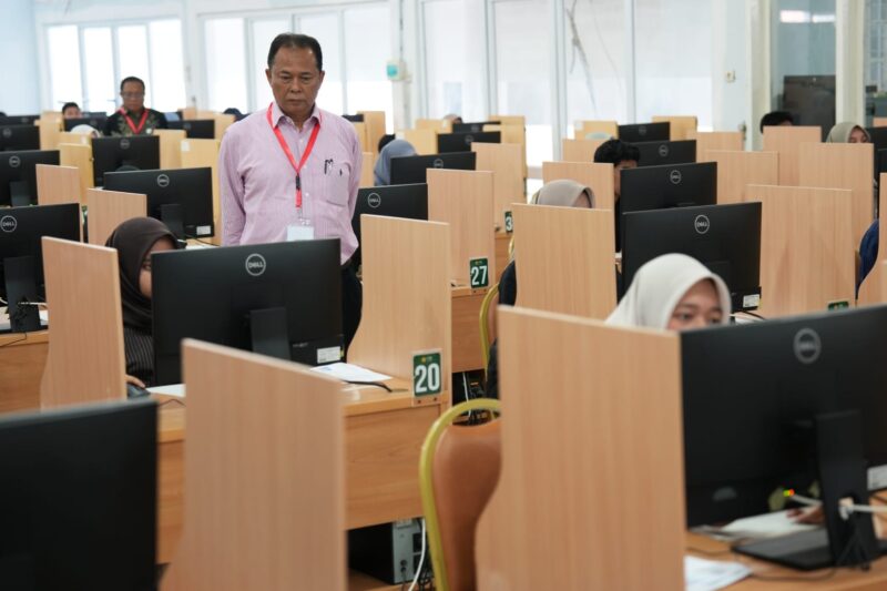 Wakil Rektor I Bidang Akademik USK, Prof Dr Ir Agussabti MSi meninjau pelaksanaan UTBK SMMPTN Barat di lingkungan kampus setempat, Selasa, 17 Juni 2025. (Foto: For Infoaceh.net)