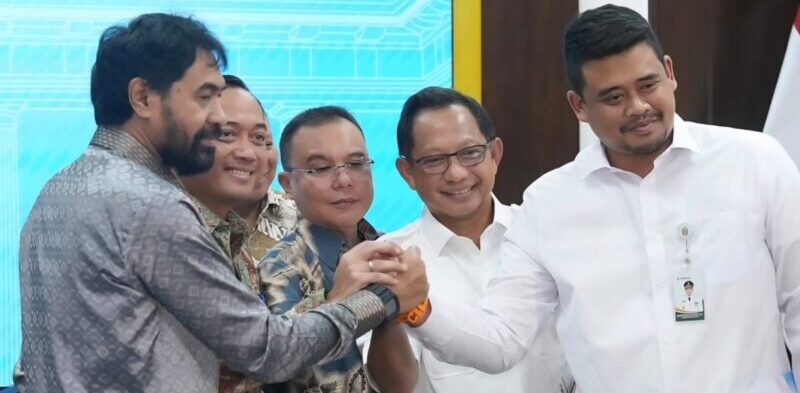 Kesepakatan damai antara Gubernur Aceh Muzakir Manaf atau Mualem dan Gubernur Sumut Bobby Nasution yang mengakhiri sengketa empat pulau, di Istana Kepresidenan, Jakarta, Selasa (17/6).
