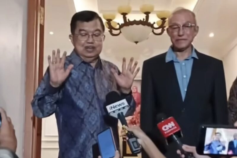 Wali Nanggroe Aceh Malik Mahmud Al Haythar bertemu Wakil Presiden ke-10 dan ke-12 RI, Jusuf Kalla (JK), di Jakarta, Selasa malam (17/6). (Foto: Ist)