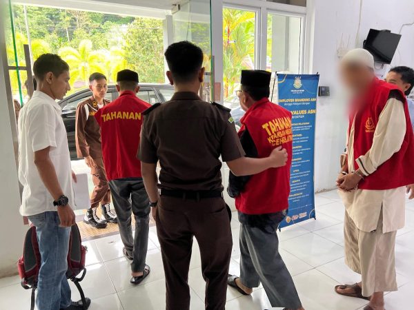 Tim Penyidik Bidang Pidsus Kejari Aceh Selatan menetapkan dan menahan 3 tersangka korupsi rehab rumah senif miskin Baitul Mal Aceh Selatan tahun 2022, Selasa (17/6). (Foto: Dok. Kejari Aceh Selatan)