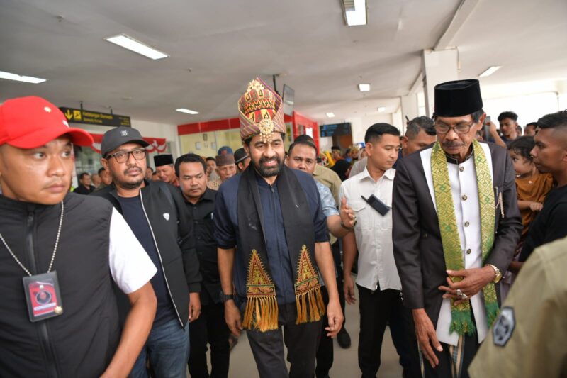 Gubernur Aceh Muzakir Manaf atau Mualem, disambut meriah oleh masyarakat saat tiba kembali dari Jakarta di Bandara Internasional Sultan Iskandar Muda (SIM), Blang Bintang, Aceh Besar, Rabu (18/6/2025). (Foto: For Infoaceh.net)