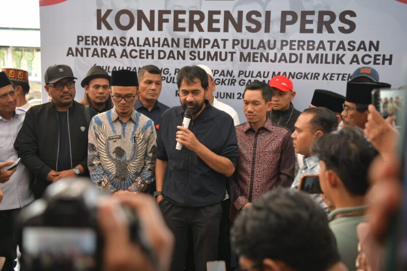 Gubernur Aceh Muzakir Manaf atau Mualem pada konferensi pers usai mendarat di Bandara Internasional Sultan Iskandar Muda, Blang Bintang Aceh Besar, Rabu siang (18/6). (Foto: For Infoaceh.net)