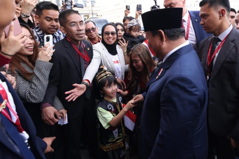 Presiden Republik Indonesia Prabowo Subianto disambut dengan meriah dan penuh antusias oleh puluhan Warga Negara Indonesia (WNI) dari berbagai kalangan, mulai dari diaspora hingga mahasiswa, di lobi hotelnya di St. Petersburg, Rusia, Rabu (18/6).