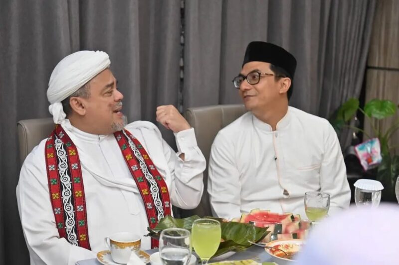 Ketua DPRK Banda Aceh Irwansyah menjamu makan malam dan minum kopi ulama nasional dan Imam Besar Habib Rizieq Shihab pada Rabu malam (18/6) di kediamannya. (Foto: Ist)