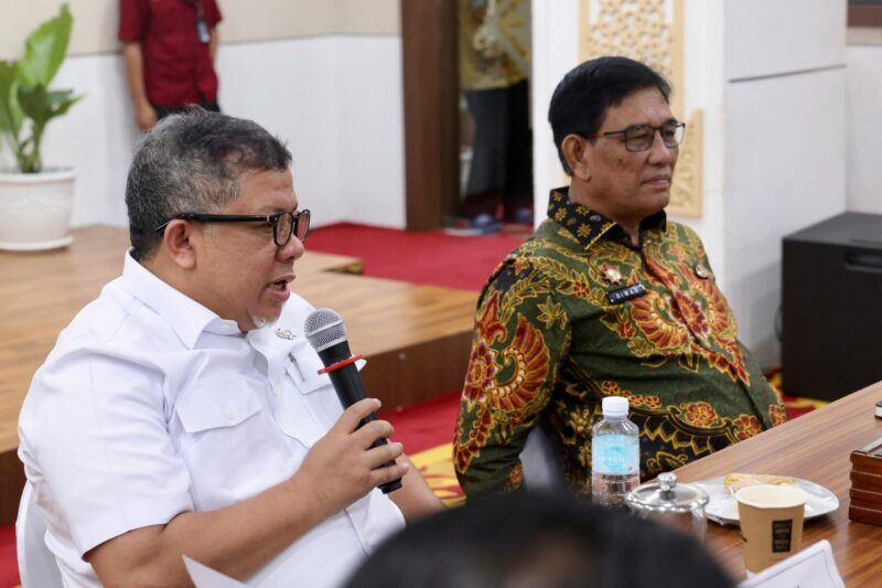 Wamen Perkim Fahri Hamzah, menggelar rapat dengan Asisten Administrasi Umum Sekda Aceh Muhammad Diwarsyah terkait data backlog penghunian, evaluasi suplai perumahan tahun 2025 Wilayah Aceh, di Ruang Potda 1 Setda Aceh, Kamis (19/6/2025). (Foto: Ist)