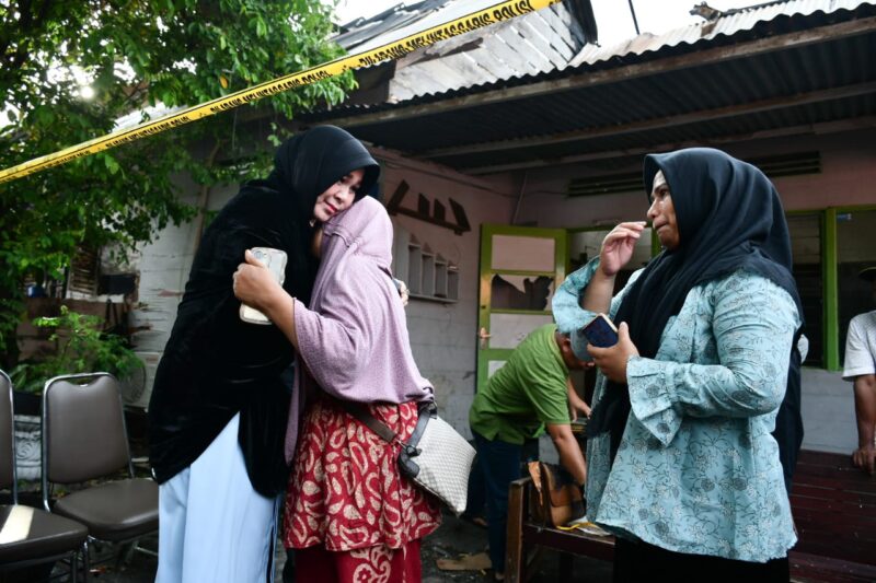 Wali Kota Banda Aceh Illiza Sa’aduddin Djamal menyerahkan bantuan masa panik kepada korban kebakaran di Lorong PJKA, Gampong Ateuk Pahlawan, Kamis sore, 19 Juni 2025. (Foto: Ist)
