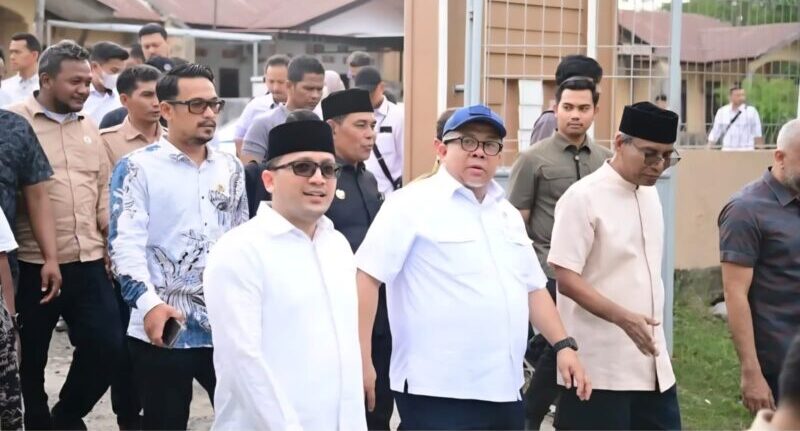 Wamen Perkim Fahri Hamzah foto bersama usai meninjau progres pembangunan rumah susun santri di Dayah Darul Qur’an Aceh, Gampong Tumbo Baro, Kecamatan Kuta Malaka, Aceh Besar, Rabu (18/6).