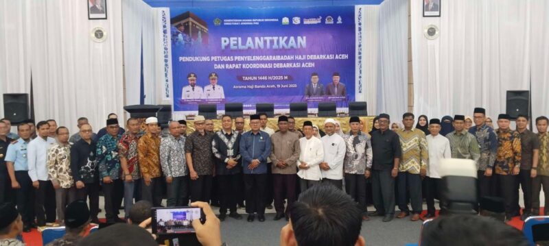 Ketua PPIH Embarkasi/Debarkasi Aceh Azhari melantik Pendukung Petugas Penyelenggara Ibadah Haji (PPPIH) Debarkasi Aceh, di Aula Jeddah UPT Asrama Haji Banda Aceh, Kamis (19/6). (Foto: Ist)