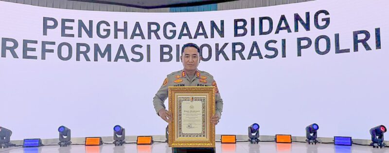 Kapolres Lhokseumawe AKBP Ahzan, menerima penghargaan Predikat Pelayanan Prima dalam ajang Pelayanan Publik Mandiri Tahun 2024 yang diserahkan oleh Kapolri Jenderal Pol Listyo Sigit Prabowo, di Gedung Mutiara PTIK, Jakarta, Kamis, 19 Juni 2025.