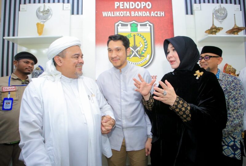 Wali Kota Banda Aceh Illiza Sa’aduddin Djamal, menyambut kedatangan ulama nasional dan Imam Besar Habib Muhammad Rizieq Shihab, di Pendopo Wali Kota Kamis (19/6/2025).