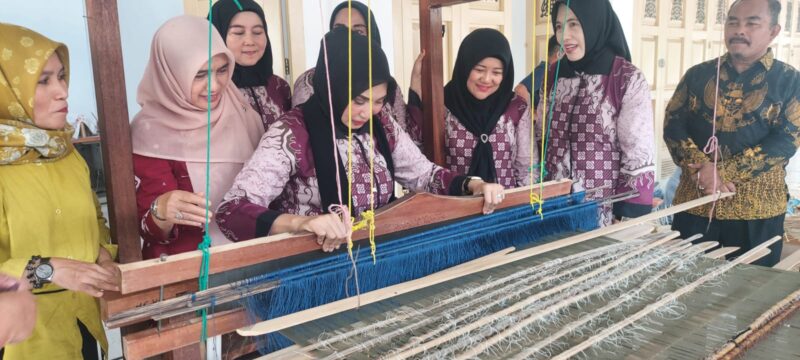 Ketua IAD Wilayah Aceh, Juraidah melakukan kunjungan ke Dekranasda Aceh Besar di Gampong Gani, Kecamatan Ingin Jaya, Jum'at (20/6). (Foto: Ist)