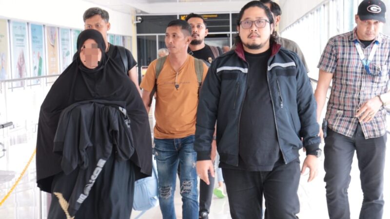 Satreskrim Polresta Banda Aceh menangkap RH (55), pelaku Penjual Gadis asal Aceh Besar ke Malaysia yang selama ini buron. (Foto: Dok. Polresta Banda Aceh)