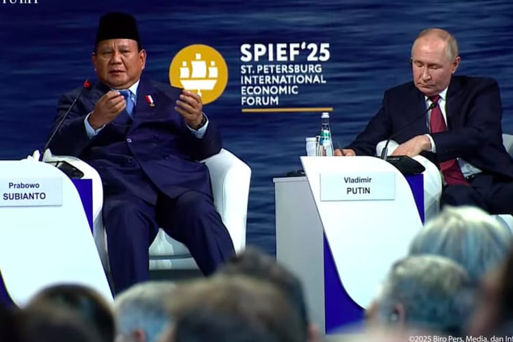 Presiden Prabowo Subianto berbicara pada sesi dialog di St Petersburg International Economic Forum (SPIEF) ke-28, yang disiarkan kanal YouTube Sekretariat Presiden, Jum'at (20/6/2025). (Foto: Ist)