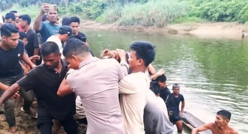 Evakuasi jenazah warga Gampong Leubok Pempeng, Kecamatan Peureulak, Kabupaten Aceh Timur, yang tewas setelah diterkam buaya saat menyelam mencari kerang di aliran sungai setempat, Sabtu (21/6) siang. (Foto: Dok. Humas Polres Aceh Timur)