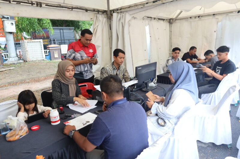 Polda Aceh menggelar rangkaian pelayanan publik di ajang Car Free Day (CFD) Bhayangkara Sport Day yang dipusatkan di kawasan Simpang Lima, Kota Banda Aceh, Ahad pagi (22/6). (Foto: For Infoaceh.net)