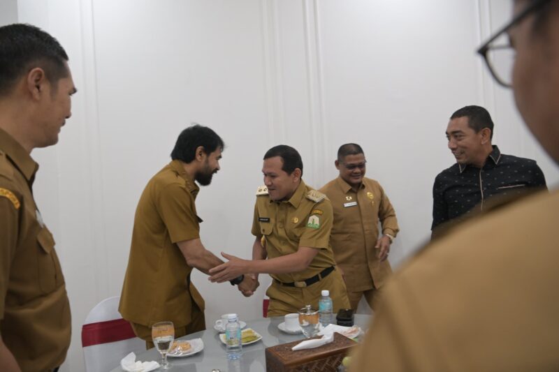 Gubernur Aceh Muzakir Manaf (Mualem) didampingi Wagub Fadhlullah dan Plt. Sekda Aceh M Nasir Syamaun memimpin Rapim Pemerintah Aceh membahas percepatan realisasi APBA 2025 di Gedung Serbaguna Setda Aceh, Senin (23/6). (Foto: For Infoaceh.net)