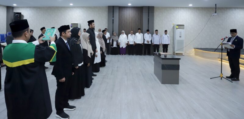 Rektor UIN Ar-Raniry Prof Dr Mujiburrahman MAg melantik 14 pejabat struktural, termasuk empat ketua program studi (kaprodi) baru di aula Lantai 3 Gedung Rektorat, Senin (23/6). (Foto: Ist)
