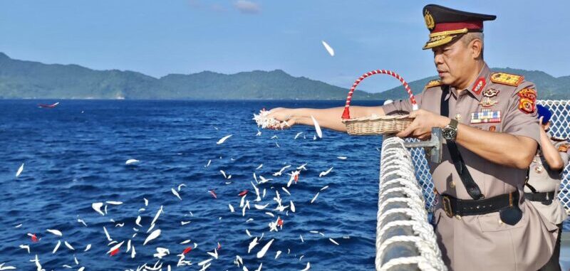Wakapolda Aceh Brigjen Pol Ari Wahyu Widodo memimpin upacara tabur bunga di laut perairan Sabang dalam rangka Hari Bhayangkara ke-79 di atas Kapal Polisi Wisanggeni 8005, Senin, 23 Juni 2025. (Foto: Ist)