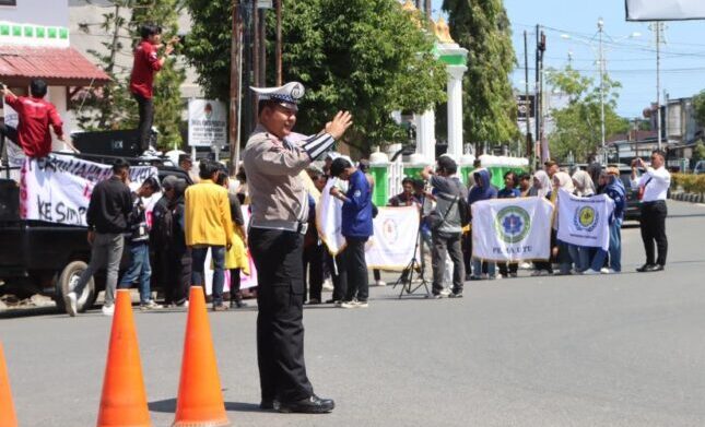 aksi mahasiswa Aceh Barat 23 Juni 2025, Gerakan Aceh Menggugat tolak batalyon TNI, unjuk rasa damai Meulaboh, mahasiswa UTU desak pencopotan Mendagri, tuntutan transparansi dana Otsus Aceh, penolakan militerisasi Aceh oleh mahasiswa, aksi damai tagih perdamaian Helsinki, protes kebijakan pusat soal Aceh, aliansi mahasiswa tolak batalyon tambahan, aspirasi mahasiswa UTU Meulaboh