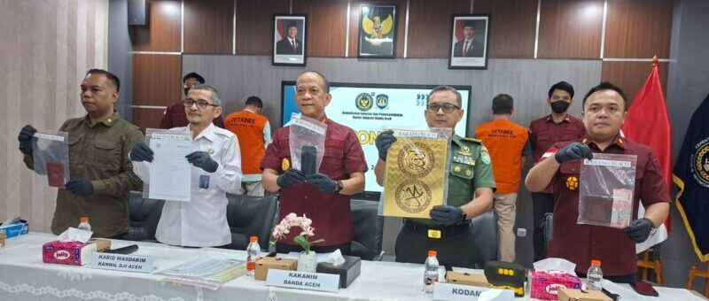 Kepala Kantor Imigrasi Kelas I TPI Banda Aceh, Gindo Ginting didampingi Perwakilan Kodam IM dan BAIS memperlihatkan barang bukti 2 WNA asal Pakistan dan Malaysia yang diamankan karena melanggar aturan Keimigrasian, pada konferensi pers, Selasa (24/6). (Foto: Dok. Infoaceh.net)