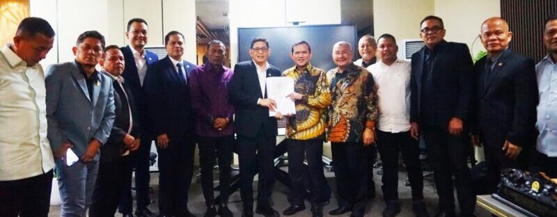 Wagub Aceh, Fadlullah bersama Ketua DPRA Zulfadli menyerahkan usulan revisi UUPA kepada Badan Legislasi DPR RI, Selasa, 24 Juni 2025.