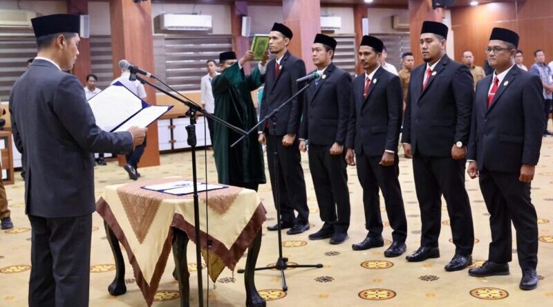 Plt Sekda Aceh, M. Nasir Syamaun melantik lima Komisioner Komisi Informasi Aceh, di Gedung Serbaguna Kantor Gubernur Aceh, Selasa (24/6/2025). (Foto: Ist)