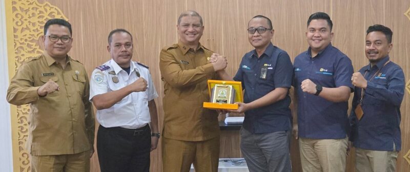 Kunjungan silaturahmi Manajer PLN UP3 Langsa, Indradi Pratama, ke Bupati Aceh Tamiang Armia Fahmi di Kantor Bupati Aceh Tamiang, Selasa (24/6).