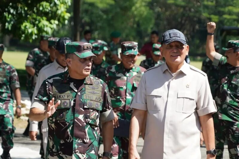 Menteri Pertahanan (Menhan) Letjen TNI (Purn) Sjafrie Sjamsoeddin bersama Wakasad Letjen TNI Tandyo Budi Revita tiba di Aceh, Selasa (24/6/2025), dalam rangka kunjungan kerja ke Kodam IM. (Foto: Ist)
