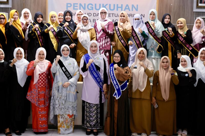 Bunda PAUD Aceh, Marlina Usman mengukuhkan Bunda PAUD dan Ketua Forikan Banda Aceh masa bakti 2025–2030 di aula Mawardy Nurdin, Balai Kota Banda Aceh, Selasa pagi, (24/6)