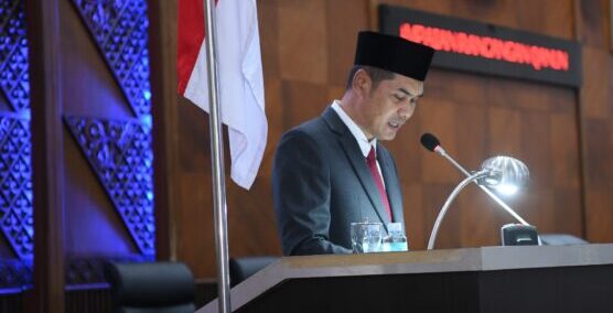 Plt. Sekda Aceh M Nasir Syamaun menyampaikan Rancangan Qanun Aceh tentang Pertanggungjawaban APBA 2024 dalam rapat paripurna DPRA, Selasa (24 Juni 2025).