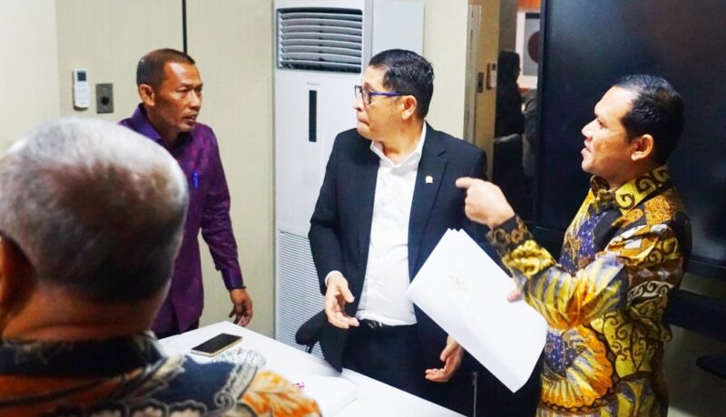 Wagub Aceh Fadhlullah saat melakukan pertemuan dengan Badan Legislasi (Baleg) DPR RI di Jakarta, Selasa (24/6). (Foto: Ist)
