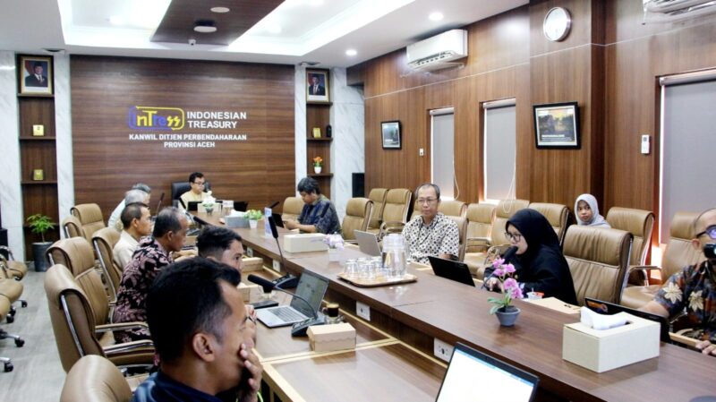 Kakanwil DJPb Aceh, Safuadi, memimpin rapat ALCo Regional Aceh Kamis (26/6/2025) untuk membahas kinerja APBN 2025 hingga 31 Mei 2025. (Foto: Ist)