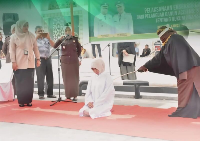 Kejari Bireuen melaksanakan eksekusi cambuk terhadap 2 terpidana pelanggaran jarimah ikhtilath di halaman Masjid Agung Sulthan Jeumpa, Kota Juang, Kamis, 26 Juni 2025. (Foto: Ist)