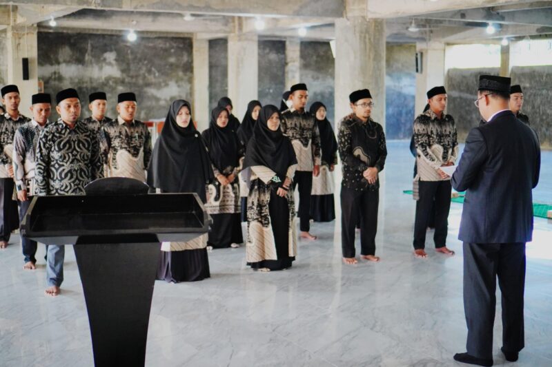 Ketua Yayasan Wakaf Haroen Aly, Prof Dr Muhammad Yasir Yusuf MA melantik pengurus baru Dayah Darul Quran Aceh periode 2025–2028 di Masjid Al-Mansur, Kompleks Dayah DQA, Kamis (26/6). (Foto: Ist)